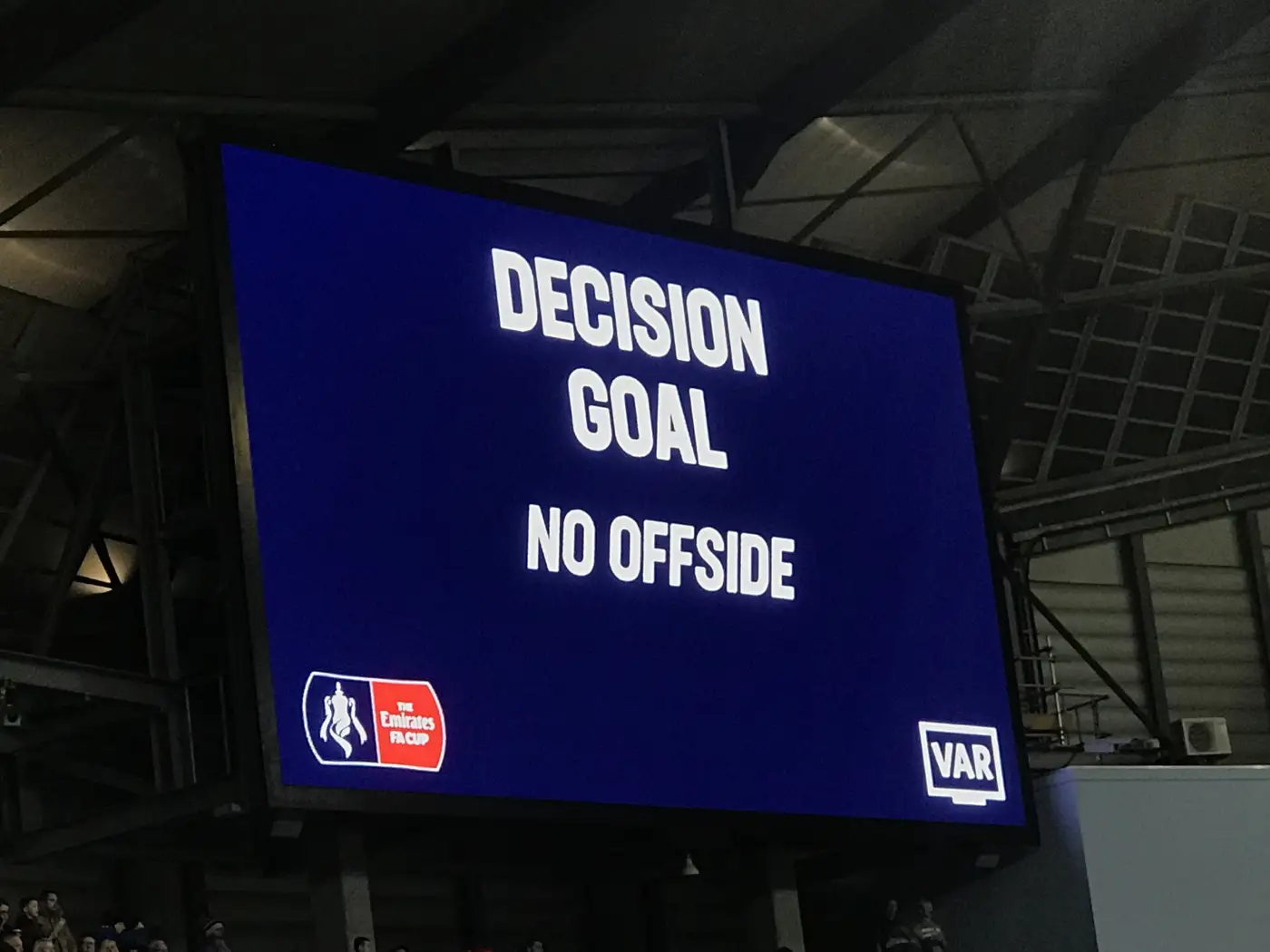 Écran géant d'un stade affichant Decision, Goal, No offside, avec le logo VAR
