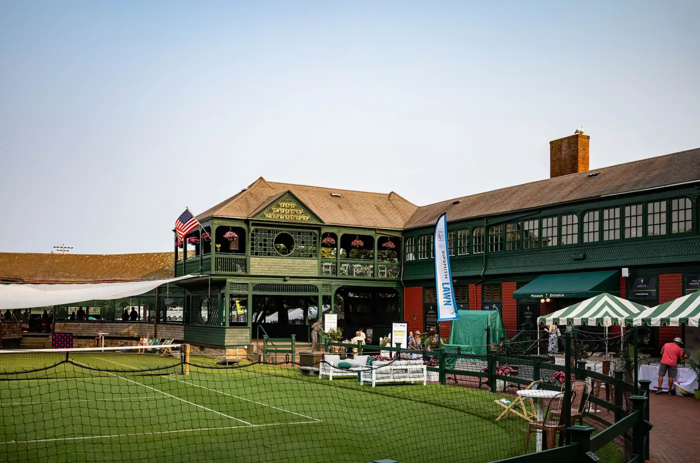 Le court en gazon et les bâtiments du Newport Casino, siège de l'International Tennis Hall of Fame