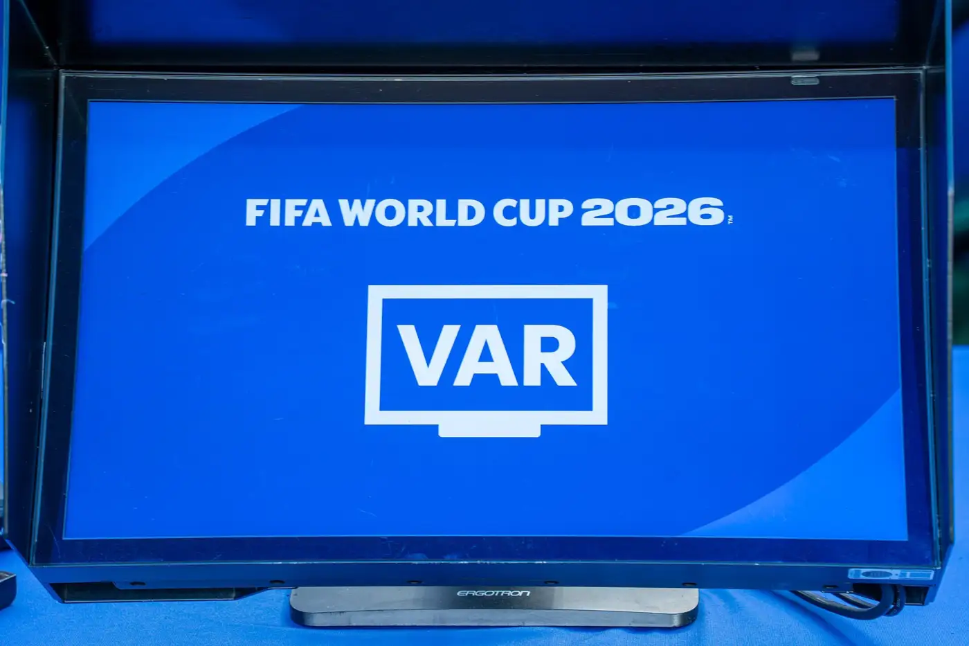 Le moniteur VAR de la zone de visionnage au bord du terrain, affichant le logo VAR de la Coupe du monde 2026, lors de Brésil-Maroc le 13 juin 2026