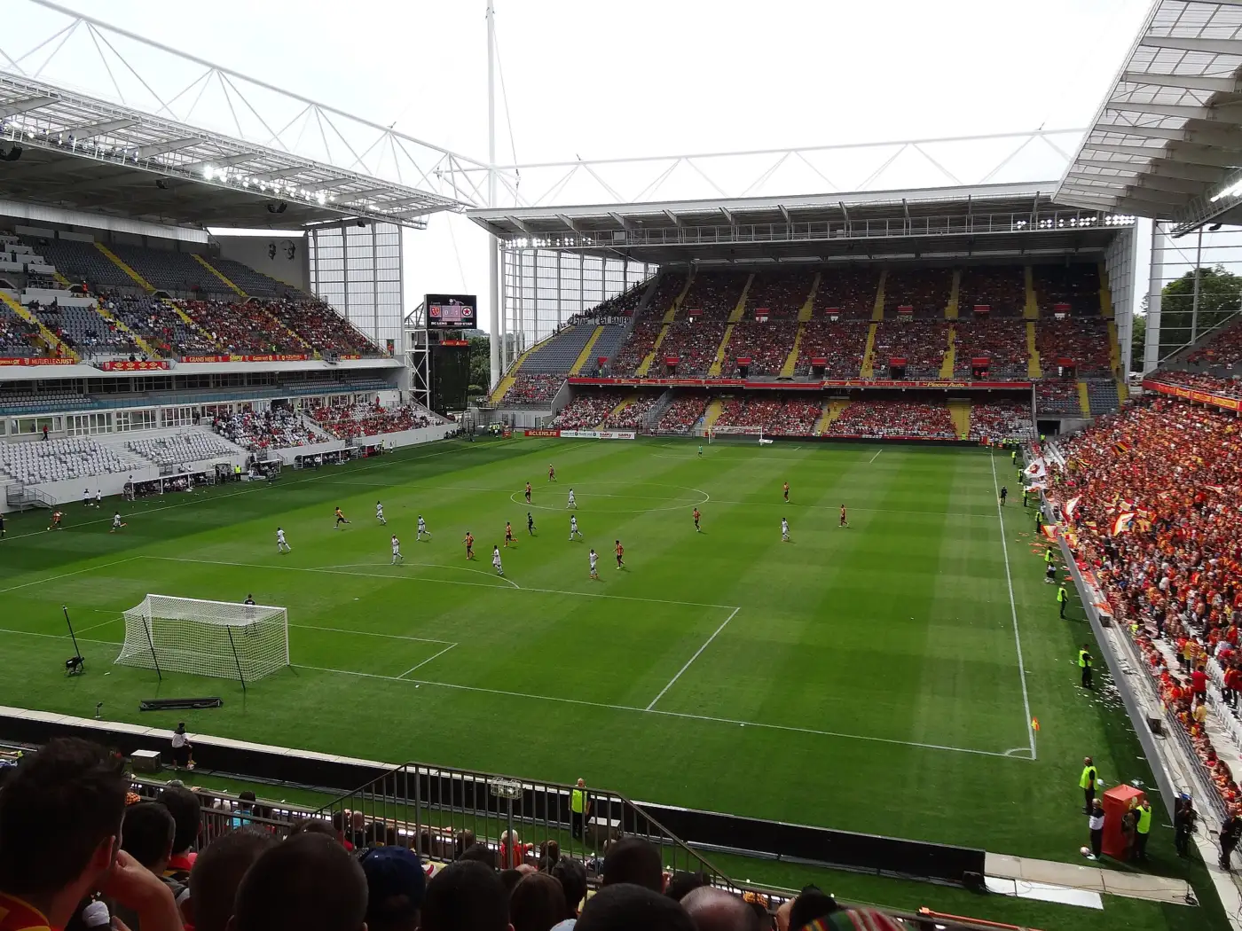 Le stade Bollaert-Delelis de Lens pendant un match, tribunes garnies de supporters