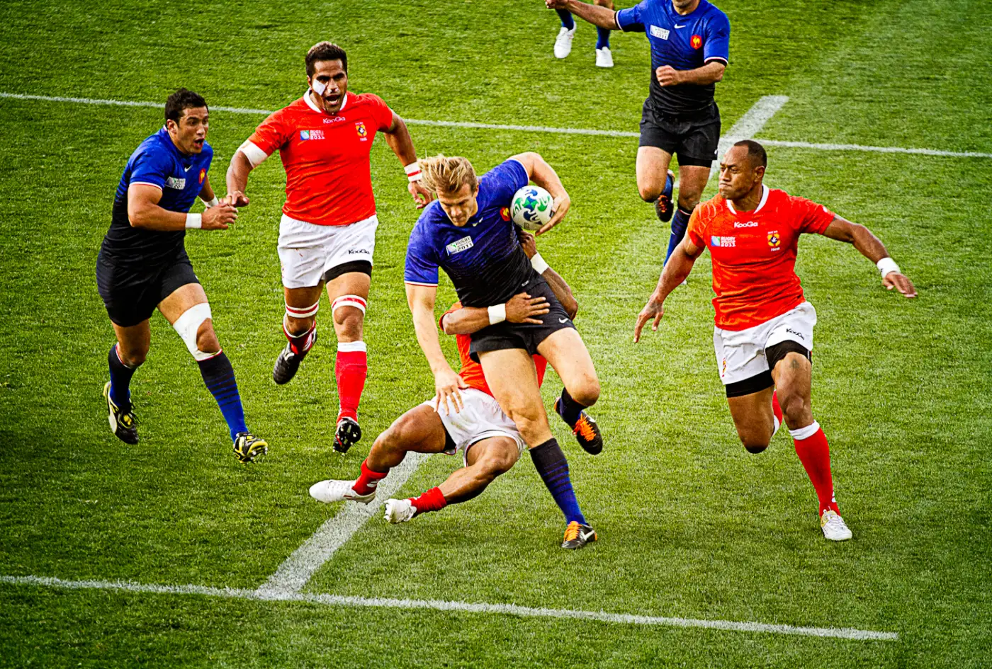 Match France-Tonga de la Coupe du monde de rugby 2011 à Wellington, un joueur français en bleu ballon en main plaqué par un Tongien en rouge