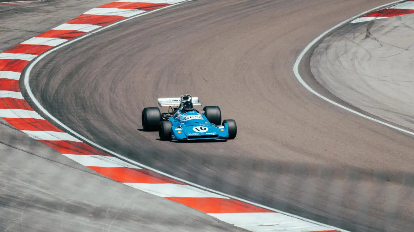 Monoplace de Formule 1 Matra-Simca bleue du début des années 1970 abordant un virage du circuit de Dijon-Prenois
