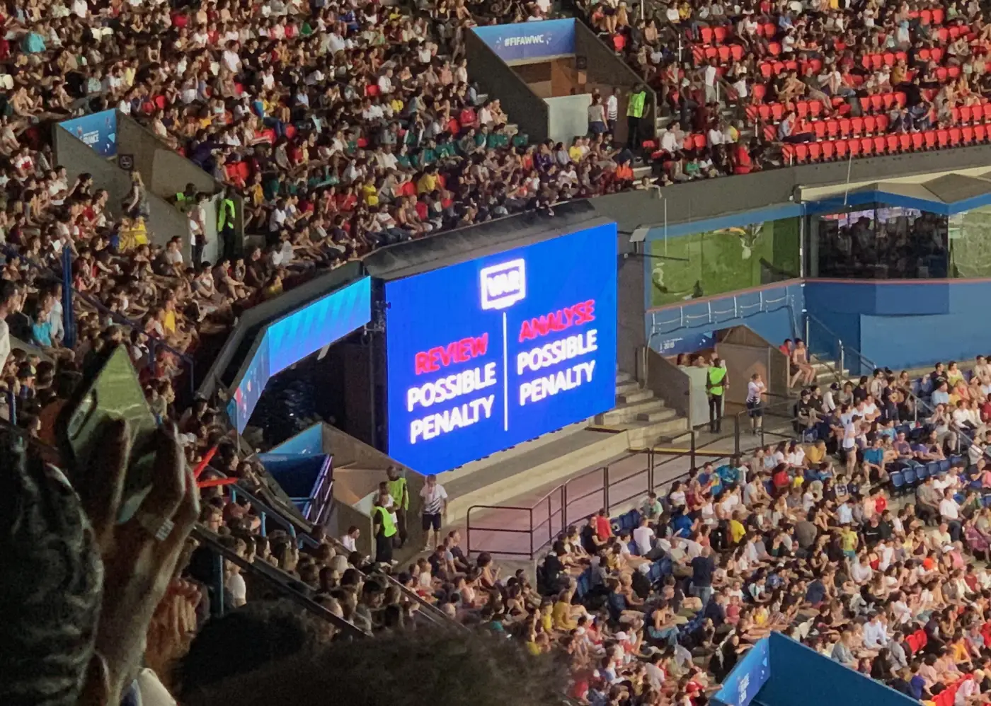 Tribunes du Parc des Princes pleines, avec un écran géant affichant Review, Analyse, possible penalty