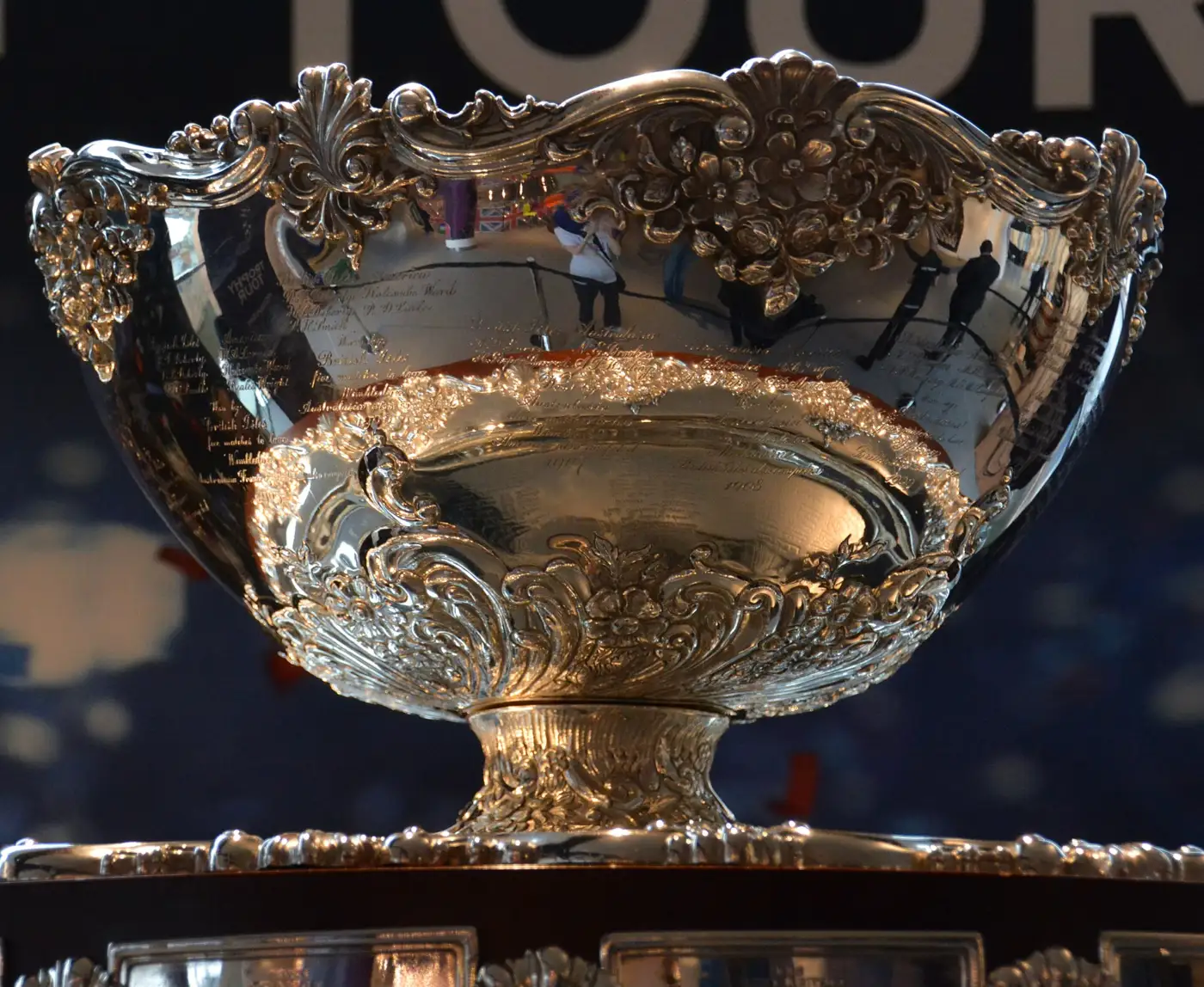 Le trophée de la Coupe Davis, un grand saladier en argent ciselé, photographié de près